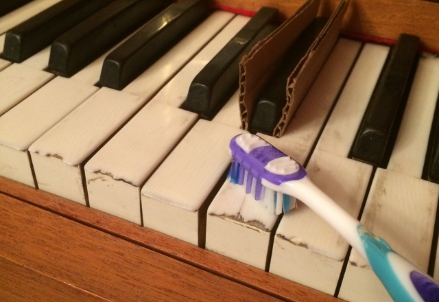 Άλλες 3 χρήσεις της οδοντόκρεμας στην καθαριότητα