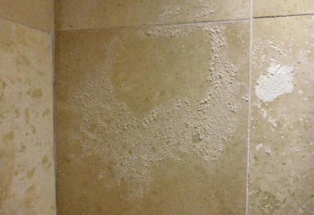 Πώς να καθαρίσετε υπολείμματα σαπουνιών από τις επιφάνειες του μπάνιου