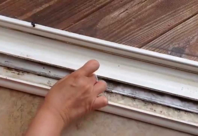 Καθαρισμός κουφωμάτων αλουμινίου