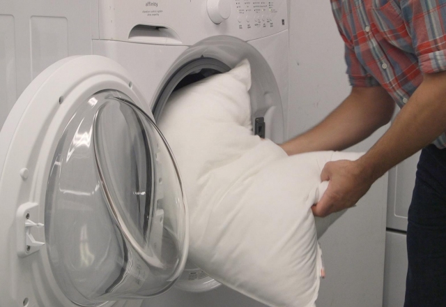 Πώς να Πλύνετε και να Στεγνώσετε Μαξιλάρια