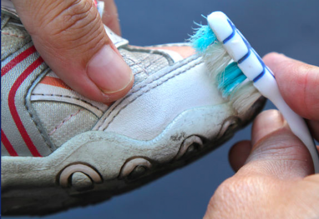 6 χρήσεις της οδοντόκρεμας που δεν περιλαμβάνουν τα δόντια σας